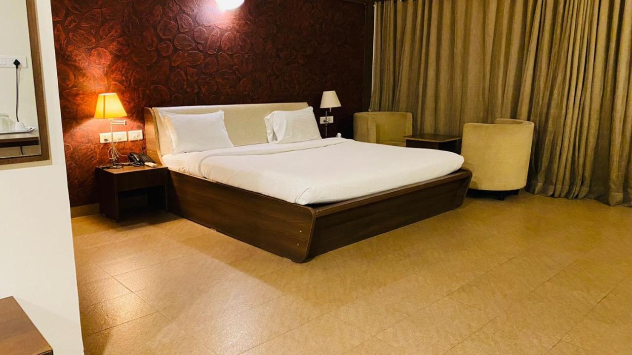 The Cliff Hotel Pune Exterior foto